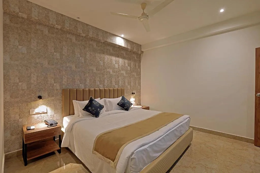 luxury hotel room